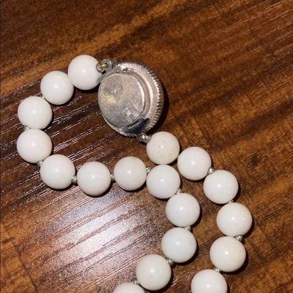 Vintage Crown Trifari necklace white beads Rare Find - Picture 3 of 3